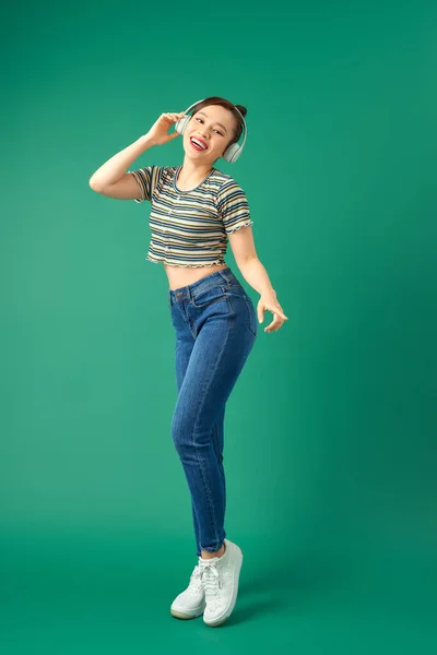 Retrato Comprimento Total Mulher Asiática Alegre Roupas Casuais Dançando Ouvindo — Fotografia de Stock
