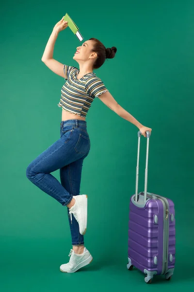 Ευτυχισμένη Νεαρή Ασιάτισσα Που Κρατάει Βαλίτσα Διαβατήριο Και Αεροπορικό Εισιτήριο — Φωτογραφία Αρχείου