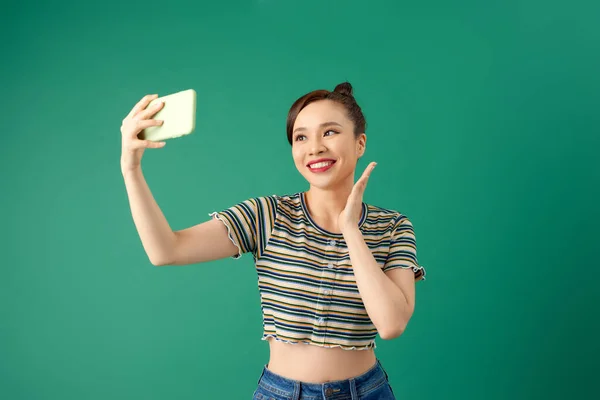 Retrato Una Joven Asiática Haciendo Foto Selfie Smartphone Con Expresión — Foto de Stock