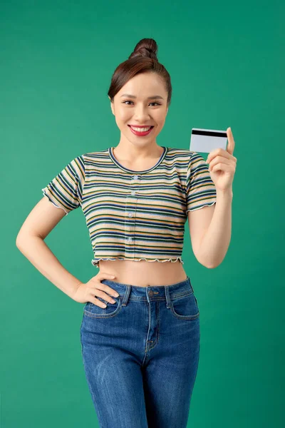 Retrato Jovem Mulher Asiática Mostrando Cartão Crédito Isolado Fundo Verde — Fotografia de Stock