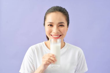 Süt içen genç kadın.