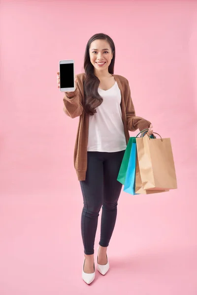 Foto Mulher Bonita Segurando Sacos Compras Mostrando Tela Móvel Branco — Fotografia de Stock