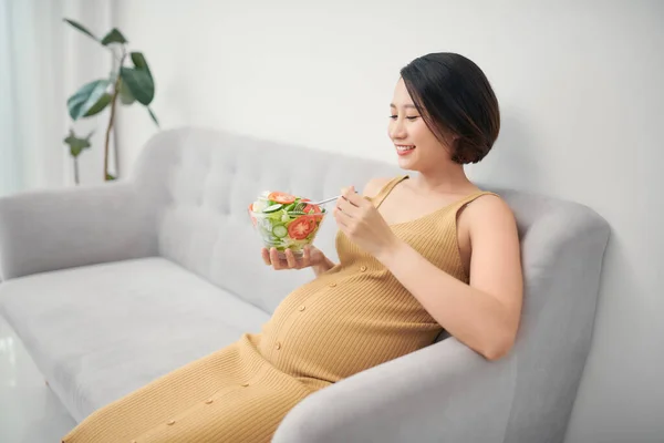 Embarazo Comida Saludable Concepto Personas Feliz Mujer Embarazada Comiendo Ensalada — Foto de Stock