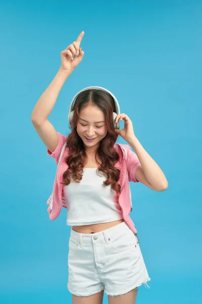 Jovem Elegante Alegre Isolado Sobre Fundo Azul Ouvir Música Com — Fotografia de Stock