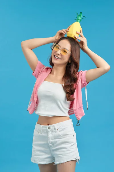 Jovem Mulher Feliz Atraente Segurando Abacaxi Fresco Com Sorriso — Fotografia de Stock