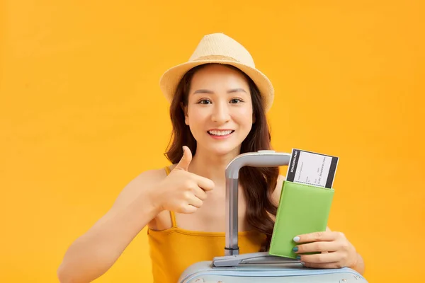 Retrato Mujer Asiática Joven Con Passprt Equipaje Sobre Fondo Naranja — Foto de Stock