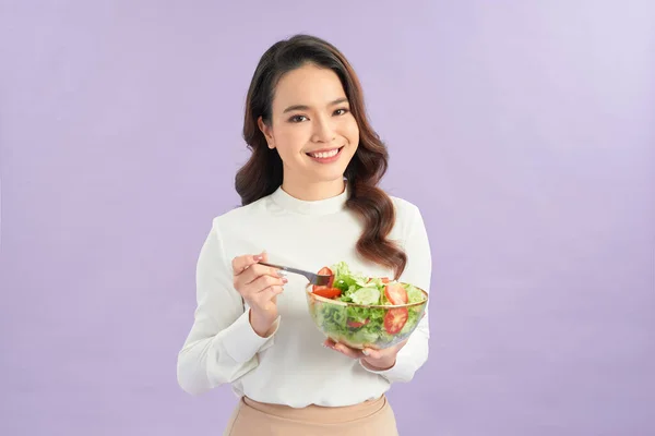 Joven Asiático Mujer Beaming Mientras Comer Fresco Ensalada — Foto de Stock