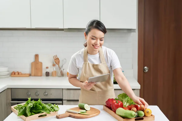 Jonge Vrouw Koken Keuken — Stockfoto