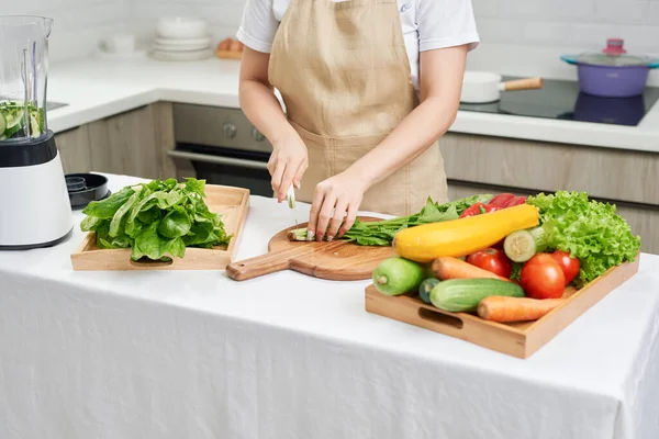 Молодая Привлекательная Азиатка Готовит Кухне Курица — стоковое фото