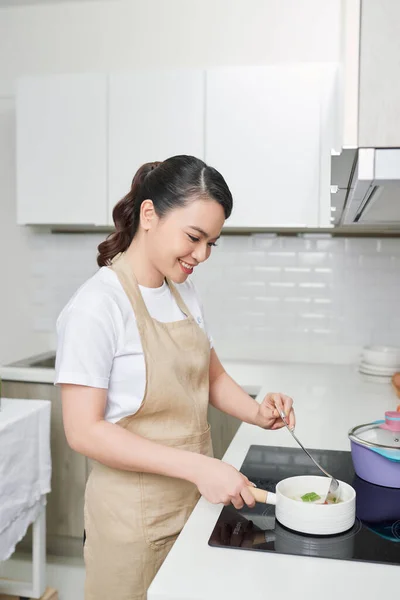 Giovane Donna Sta Assaggiando Sua Cucina Cucina — Foto Stock