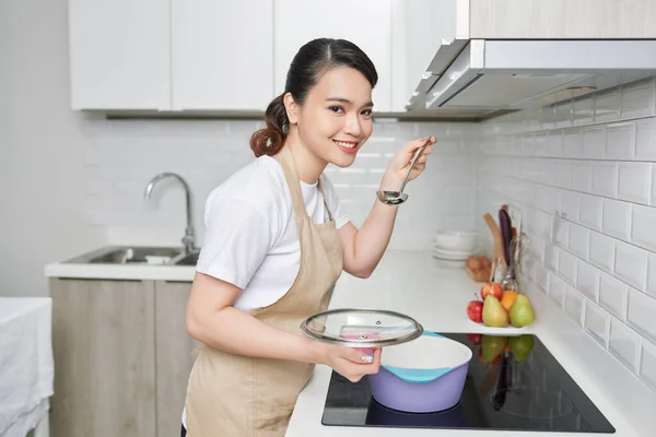 Mooie Huisvrouw Koken Met Lepel Keuken — Stockfoto