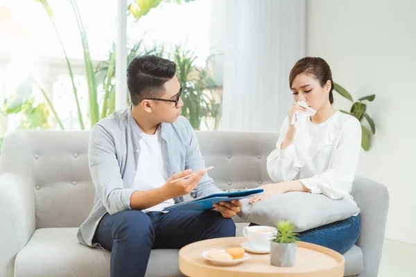 Psychologische Behandeling Professionele Psycholoog Helpt Zijn Patiënt Tijdens Een Sessie — Stockfoto