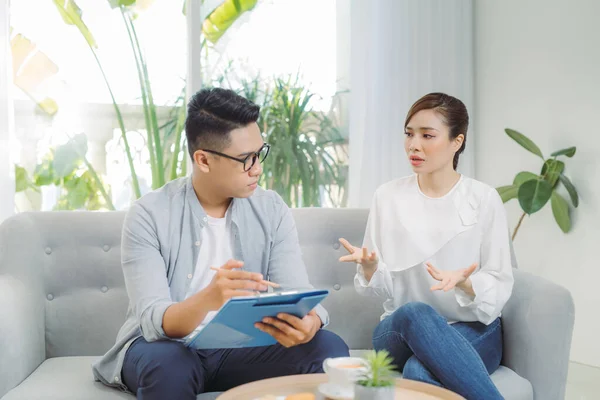 Lächelnder Junger Asiatischer Psychiater Gespräch Mit Einer Jungen Frau Seinem — Stockfoto