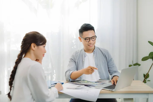 Ingenieurs Discussiëren Lopende Projecten — Stockfoto