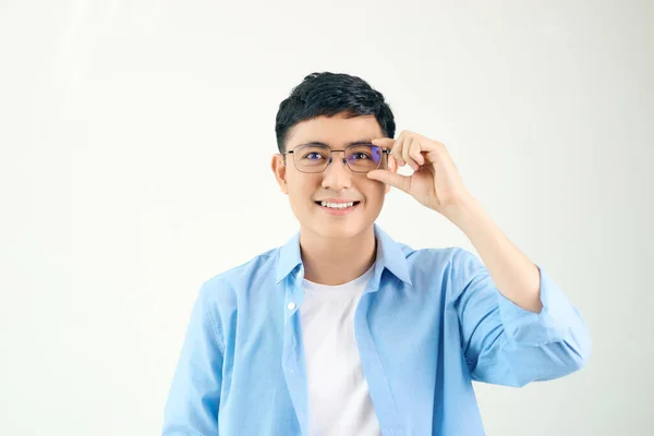 Gözlüklü Mutlu Asyalı Adam Beyaz Arka Planda Izole Edilmiş — Stok fotoğraf