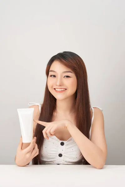 Bela Jovem Ásia Mulher Segurando Luxo Branco Limpo Tubo Sorriso — Fotografia de Stock
