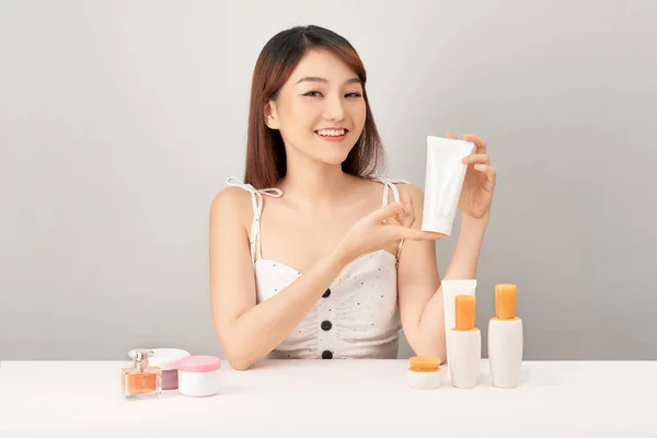 Joven Mujer Asiática Sosteniendo Crema Para Cuidado Piel Con Cara —  Fotos de Stock
