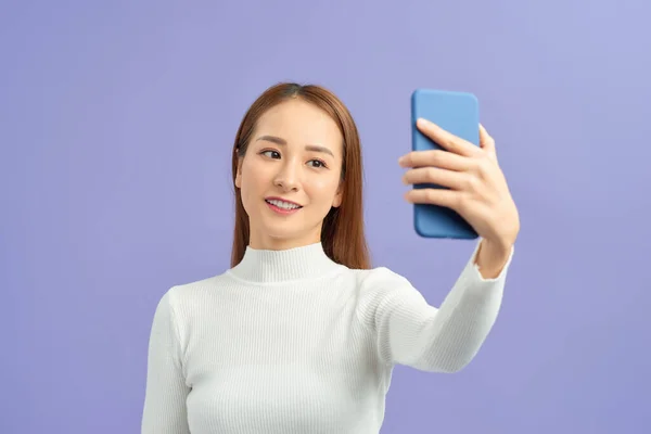 Vacker Flicka Som Tar Selfie — Stockfoto