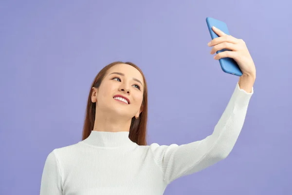 自私的时间 快乐的年轻女人用她的智能手机自作主张 — 图库照片