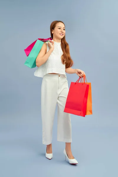 Hermosa Joven Con Ropa Casual Pie Aislado Sobre Fondo Azul — Foto de Stock