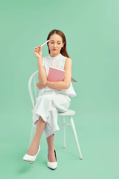 Vibraciones Matutinas Chica Leyendo Libro Sentado Silla Sobre Pared Azul — Foto de Stock