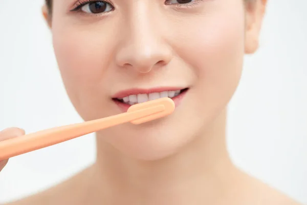 Улыбающаяся Молодая Женщина Здоровыми Зубами Держащая Зубную Щетку — стоковое фото