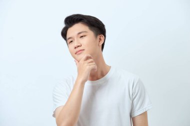 Erkek güzelliği ve cilt bakımı kavramları için parlak yüzlü, hamdsome çekici Asyalı adam.