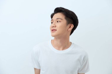 Düşünceli adam gülümsüyor - beyaz bir arka planda izole edilmiş.