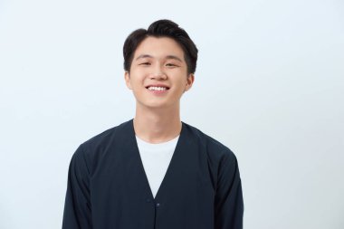 Çekici bir erkek yüzü, beyaz bir arka planda izole edilmiş beyaz, mükemmel bir gülümsemesi var.