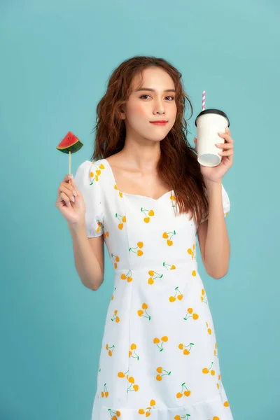 Mavi Arka Planda Meyve Suyu Karpuz Tutan Mutlu Asyalı Kız — Stok fotoğraf