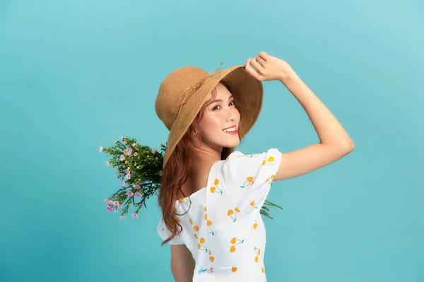 Menina Chapéu Vestido Flor Posa Com Buquê — Fotografia de Stock