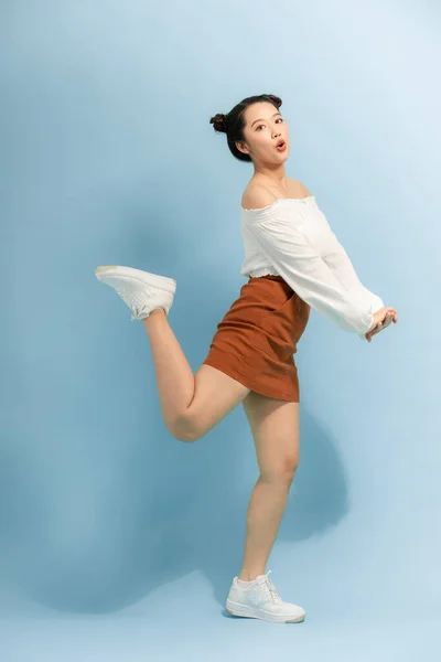 Foto Corpo Inteiro Alegre Animado Salto Menina Enérgica Desfrutar Fim — Fotografia de Stock