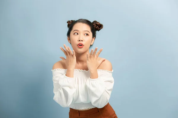 Retrato Alegre Mujer Adulta Adorable Sin Preocupaciones Sonriendo Ampliamente Sosteniendo — Foto de Stock