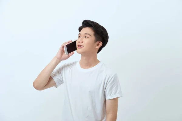Izolovaný Portrét Veselého Asijského Podnikatele Mluvícího Svém Smartphonu — Stock fotografie