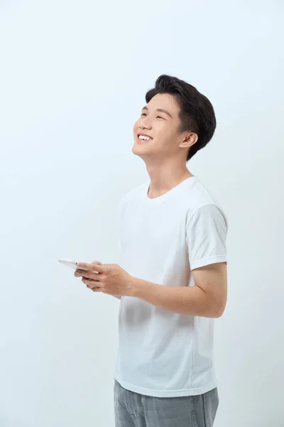 Jonge Knappe Aziatische Man Met Behulp Van Mobiele Telefoon — Stockfoto