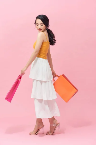 Mujer Elegante Elegante Caminando Por Delante Sosteniendo Algunas Bolsas Compras — Foto de Stock