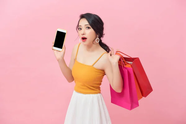 Όμορφη Νεαρή Ασιάτισσα Γυναίκα Πολύχρωμες Τσάντες Ψώνια Χρησιμοποιώντας Έξυπνο Τηλέφωνό — Φωτογραφία Αρχείου
