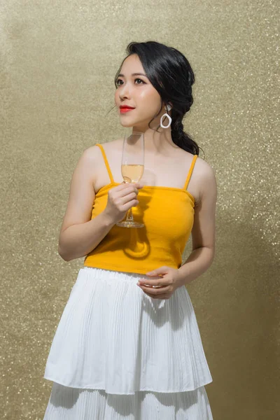 Attrayant Jeune Asiatique Femme Tenant Verre Vin Isolé Sur Fond — Photo