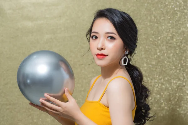 Bela Jovem Ásia Mulher Segurando Ballon Quando Isolado Sobre Ouro — Fotografia de Stock