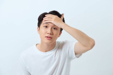 Endişeli adamın başı ağrıyor.