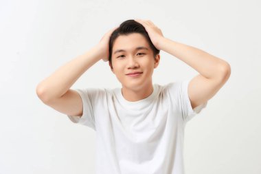 Cilveli yakışıklı. Yakışıklı sakallı adamın portresi. Kameraya bakıyor ve elleriyle saçına dokunuyor. 