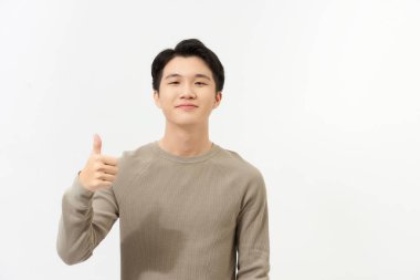 Mutlu genç adam başarı işareti veriyor gülümsüyor ve mutlu.. 