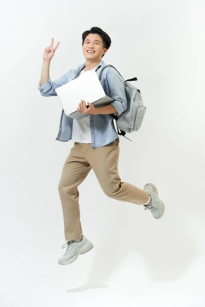 Happy Jumping Programador Asiático Com Laptop Sobre Fundo Cor — Fotografia de Stock