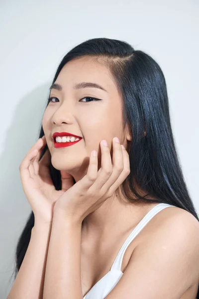 年轻美丽的亚洲女人 肌肤清澈清新 — 图库照片