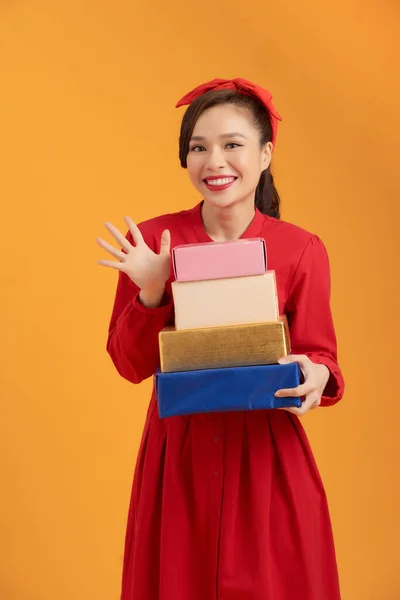 Feliz Joven Asiática Sosteniendo Stock Cajas Regalo Sobre Fondo Naranja — Foto de Stock