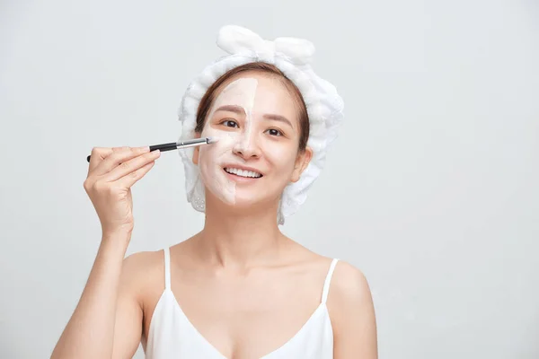 Jong Aziatisch Vrouw Toepassing Gezicht Klei Masker Tegen Wit Achtergrond — Stockfoto