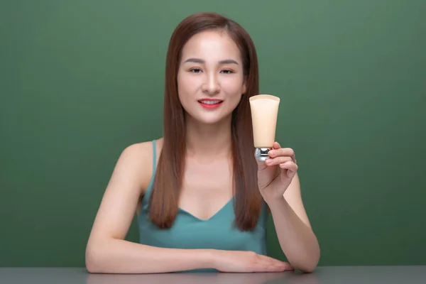 Atractiva Joven Asiática Mujer Sosteniendo Mostrando Crema Tubo Producto Sobre —  Fotos de Stock