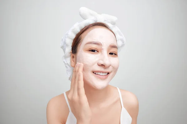 Femme Asiatique Dans Une Serviette Blanche Sur Tête Avec Masque — Photo