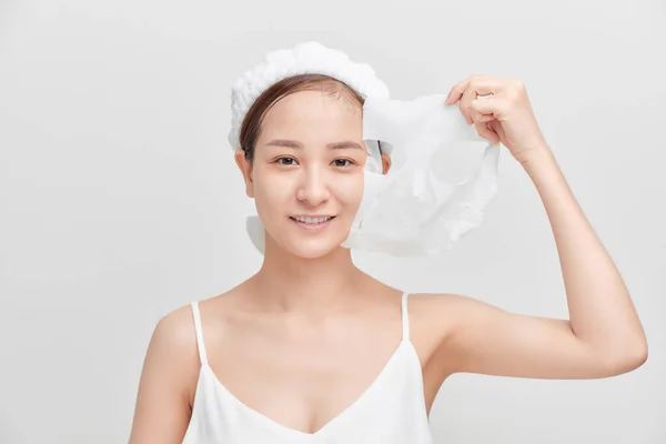 Joven Mujer Asiática Quitando Máscara Cosmética — Foto de Stock