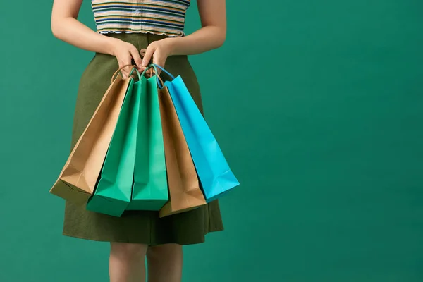 Elinde Çok Renkli Paketler Olan Kadın Alışverişi Meraklısı — Stok fotoğraf